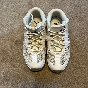 Jordan 11 low ie white/grey size 9